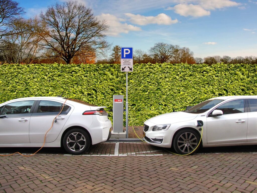 auto elettriche in carica